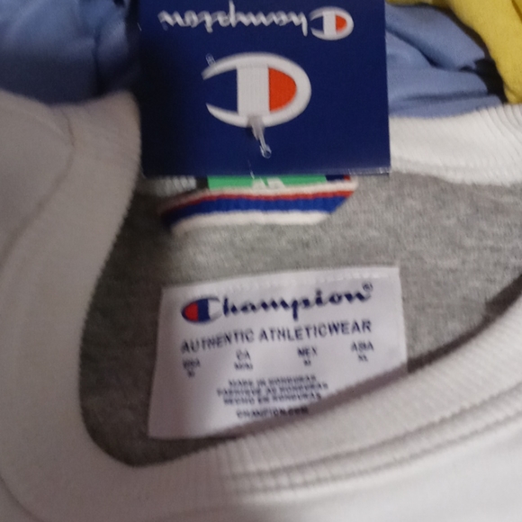 White Champion sweatshirt never been worn - Picture 2 of 4